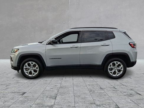 Used 2024 Jeep Compass Latitude AWD/4WD image 7