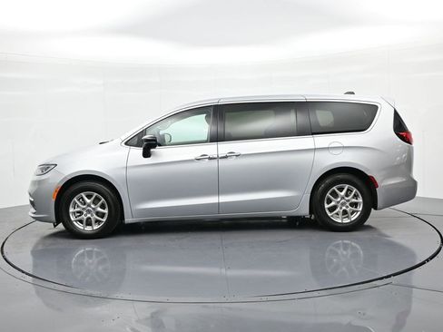 Used 2024 Chrysler Pacifica Touring-L FWD image 9