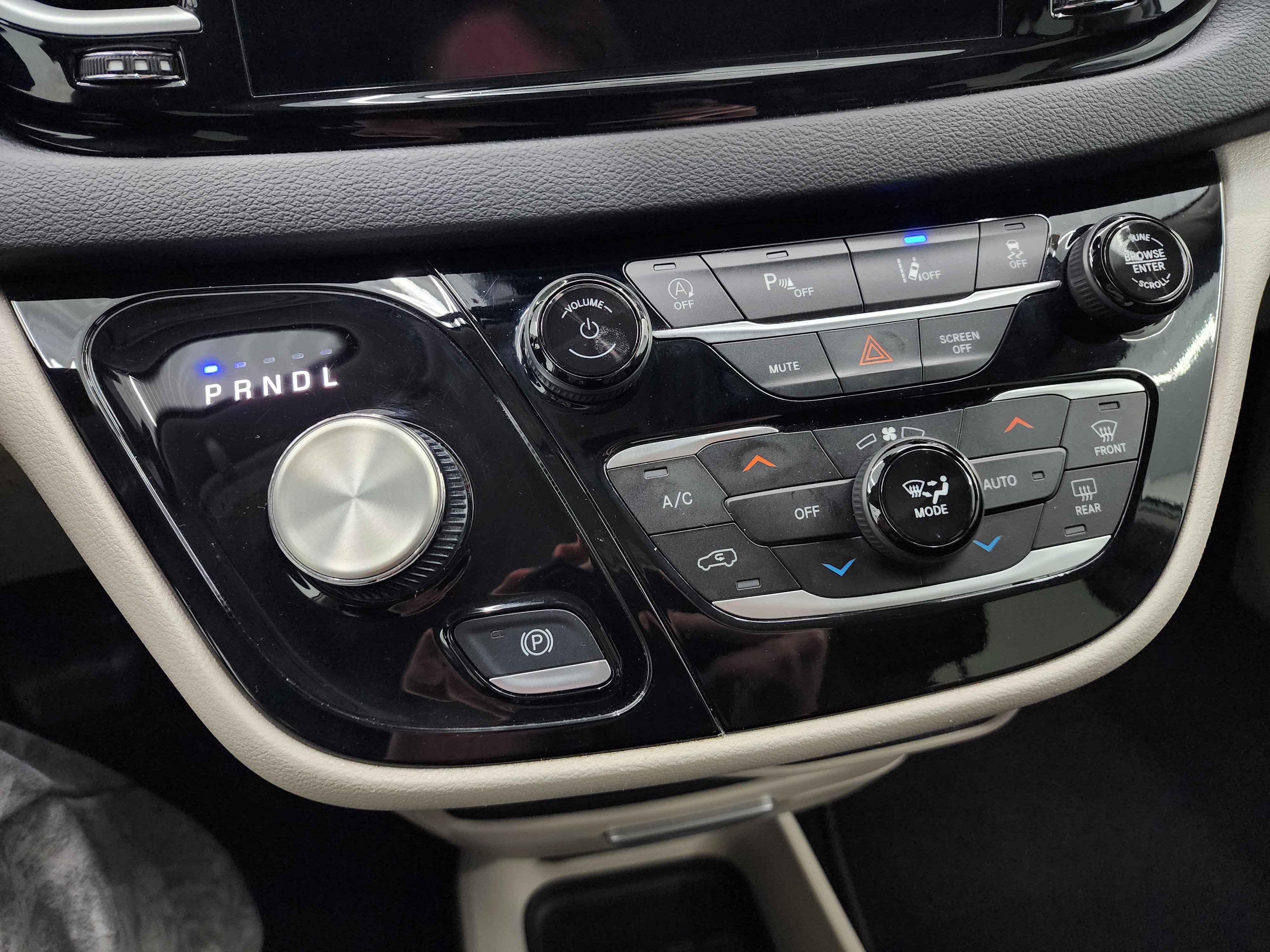 Used 2024 Chrysler Pacifica Touring-L FWD image 47