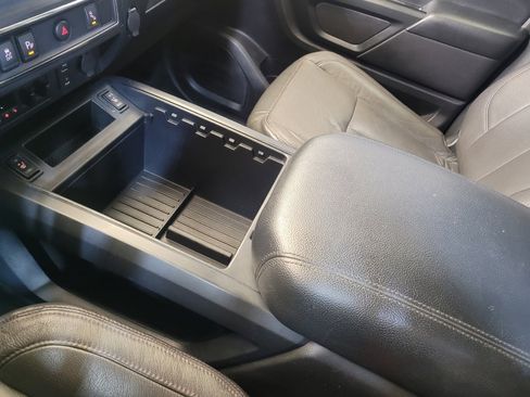 Used 2018 Nissan Titan SV w/ SV Convenience Package image 26