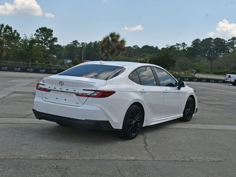 Used 2025 Toyota Camry SE FWD image 3
