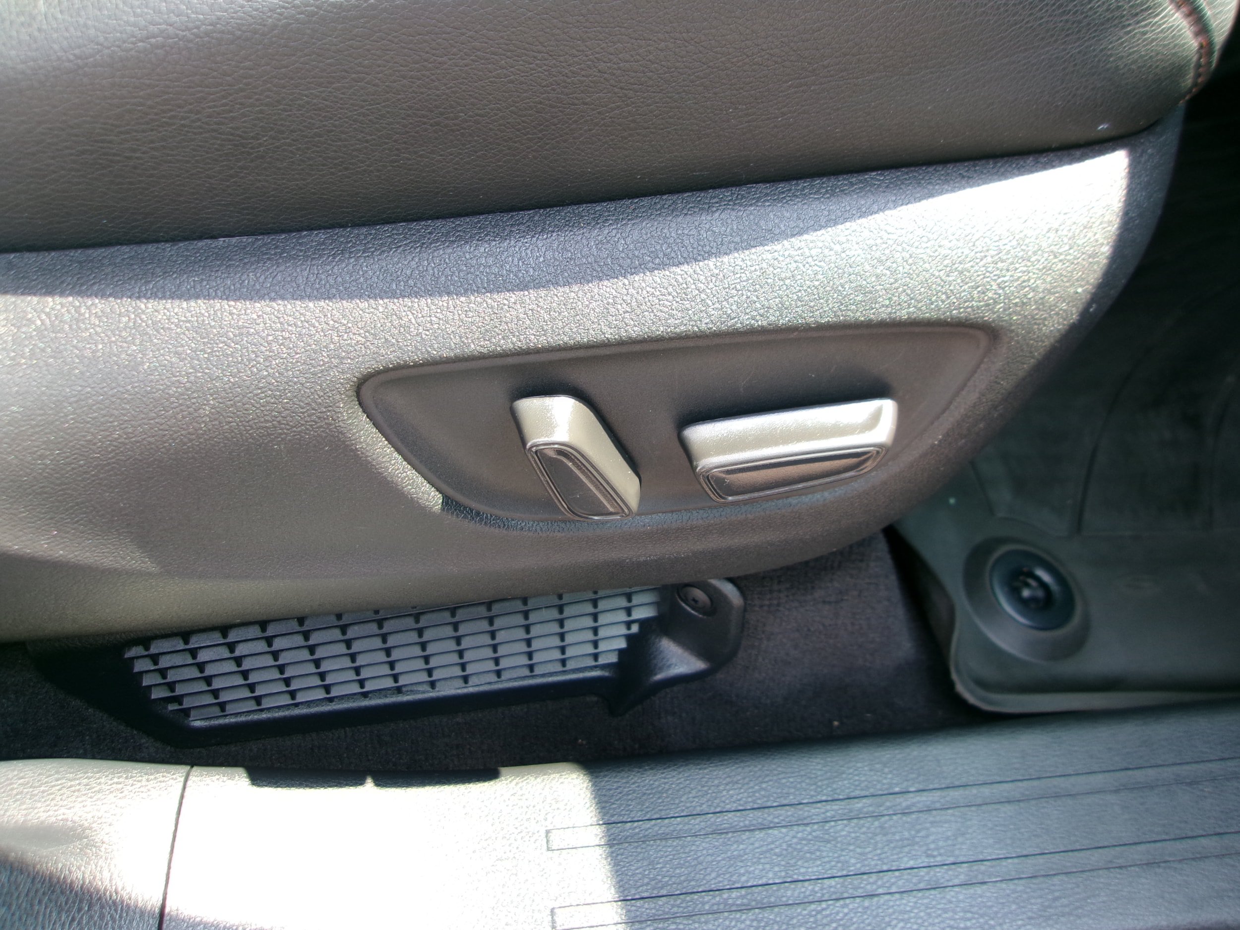 Used 2025 Toyota Sienna Limited AWD/4WD image 4