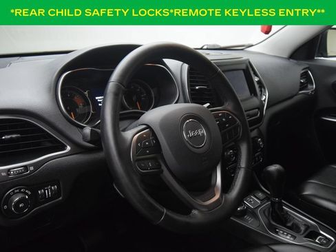 Used 2019 Jeep Cherokee Latitude Plus w/ Cold Weather Group AWD/4WD image 16