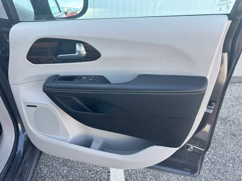 Used 2023 Chrysler Pacifica Limited w/ Uconnect Theater Family Group FWD image 36