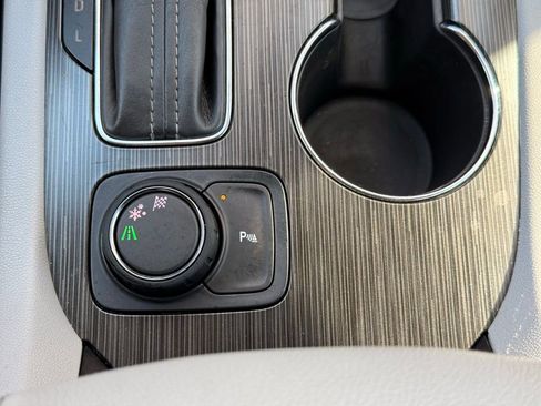 Used 2018 GMC Acadia SLT image 22