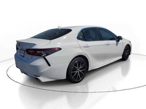 Used 2024 Toyota Camry SE image 6