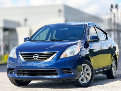 Used 2014 Nissan Versa SV w/ Convenience Package FWD image 2