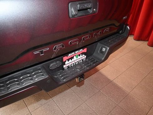 Used 2018 Toyota Tacoma TRD Off-Road image 11