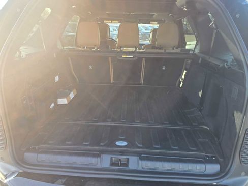 New 2025 Land Rover Discovery Dynamic SE image 17