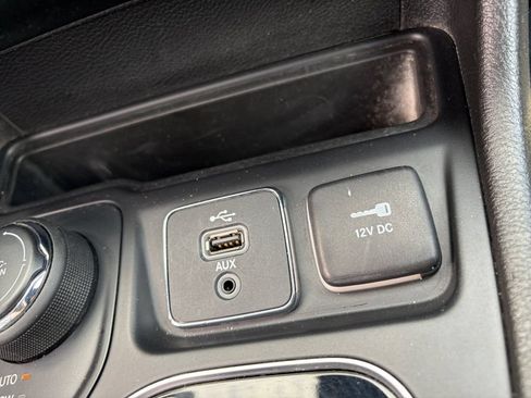 Used 2019 Jeep Cherokee Limited AWD/4WD image 15