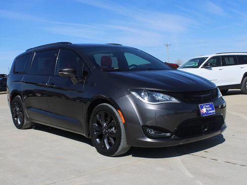 Used 2020 Chrysler Pacifica Limited w/ Quick Order Package 27H Red S FWD image 3