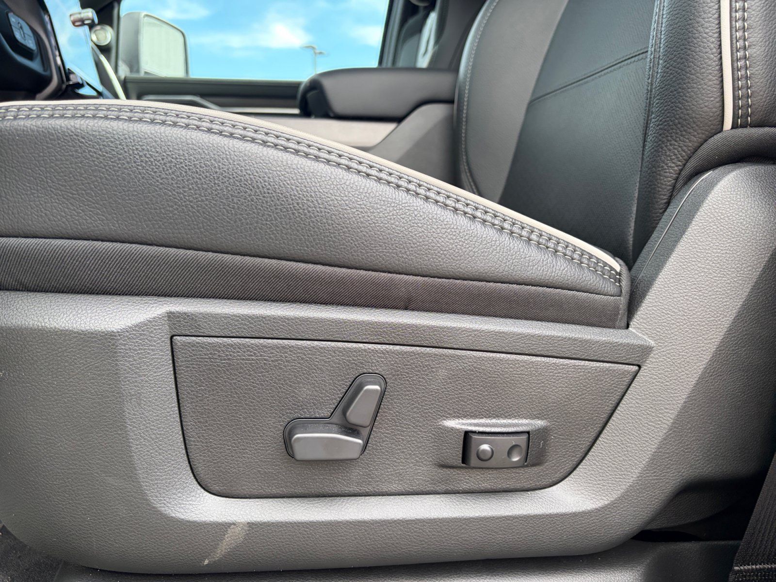 New 2026 RAM 3500 Laramie AWD/4WD image 15