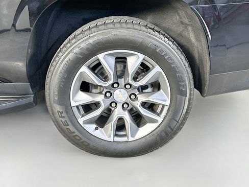 Used 2023 Chevrolet Suburban LT w/ Luxury Package RWD image 34