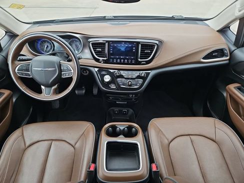 Used 2018 Chrysler Pacifica Limited w/ Advanced Safetytec Group FWD image 16
