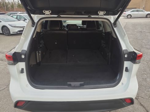Used 2023 Toyota Highlander XLE image 32