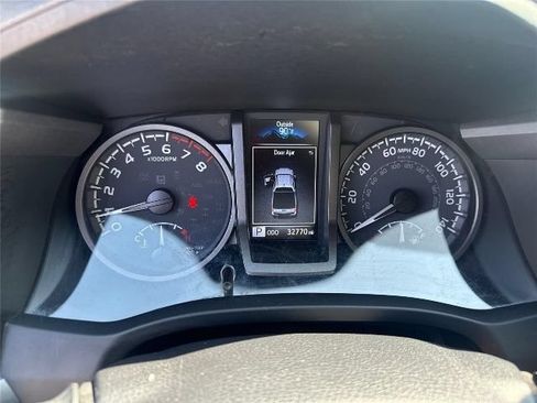 Used 2022 Toyota Tacoma TRD Off-Road AWD/4WD image 11