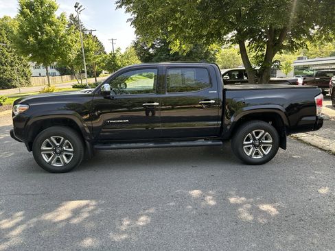 Used 2017 Toyota Tacoma Limited image 6
