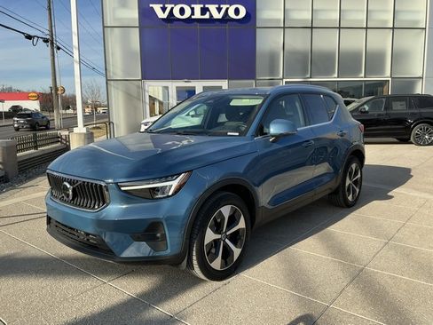 Certified 2025 Volvo XC40 B5 Plus image 1