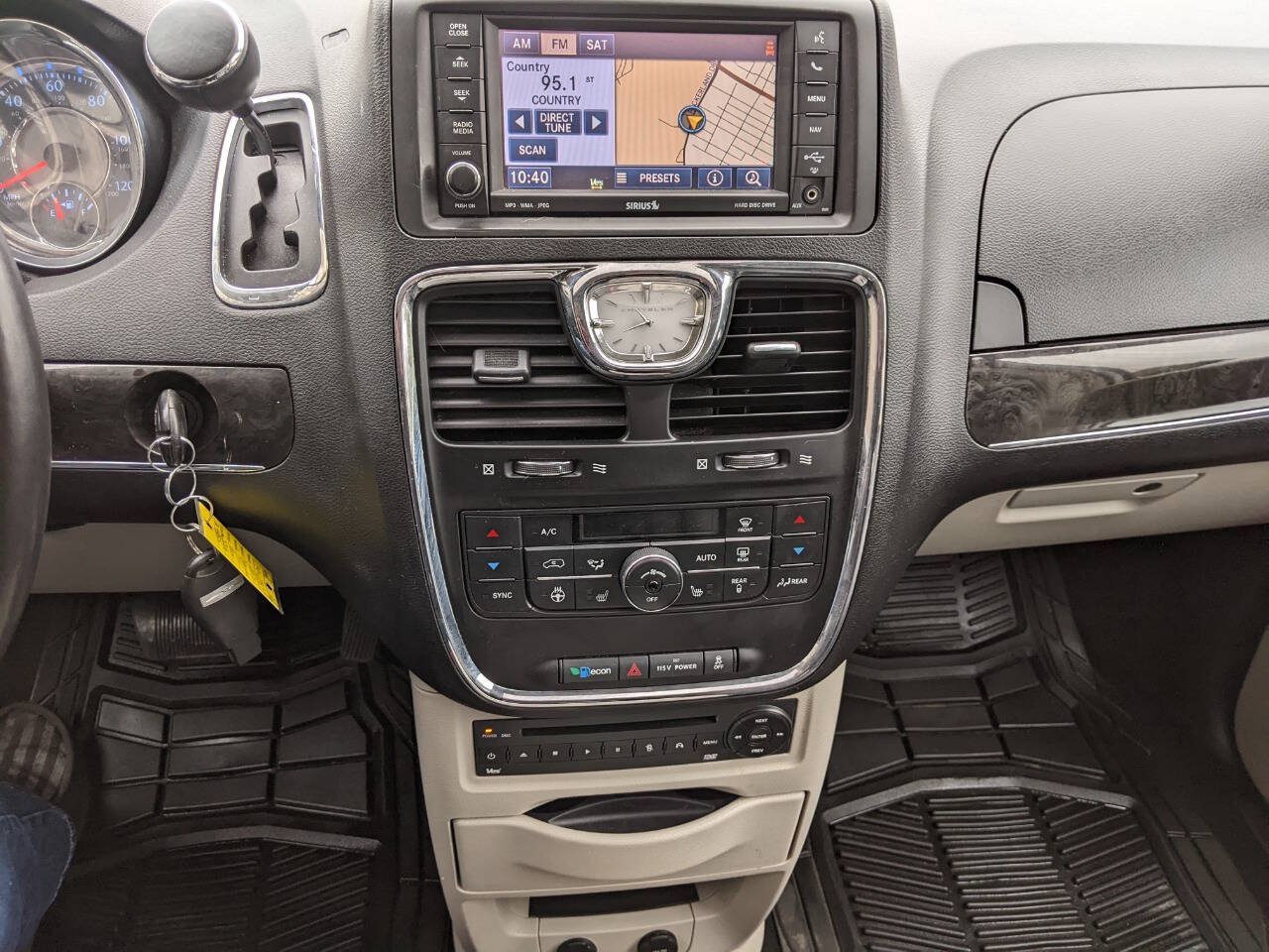 Used 2013 Chrysler Town & Country Touring-L w/ Entertainment Group #2 FWD image 18