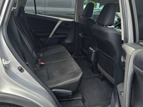 Used 2018 Toyota RAV4 LE FWD image 10