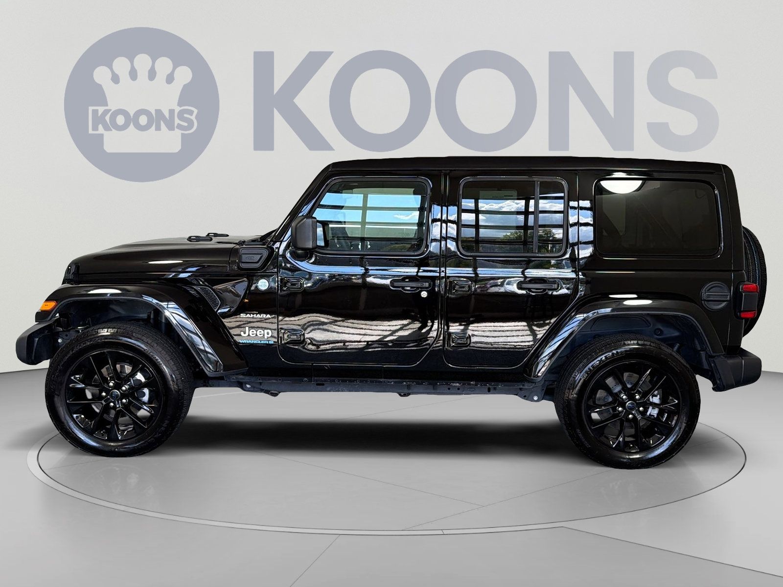 Used 2024 Jeep Wrangler Unlimited Sahara w/ Technology Group AWD/4WD image 2