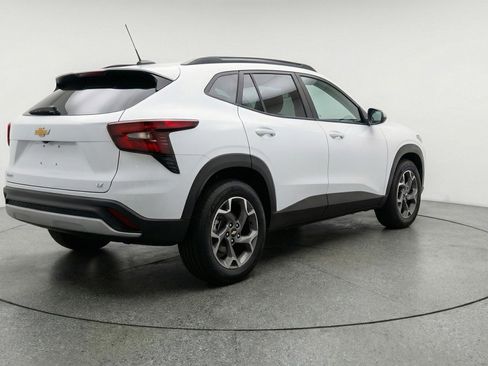 Used 2025 Chevrolet Trax LT w/ LT Convenience Package image 9