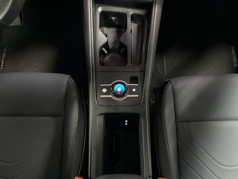 Certified 2025 Volkswagen Tiguan SE AWD/4WD image 35