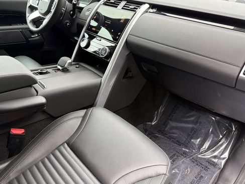 Certified 2025 Land Rover Discovery S AWD/4WD image 36