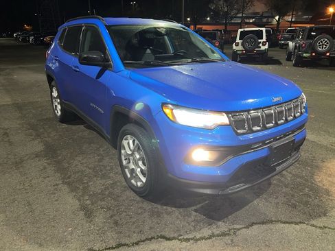 Used 2022 Jeep Compass Latitude image 3