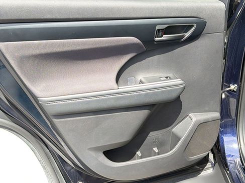 Used 2025 Toyota Highlander LE FWD image 28