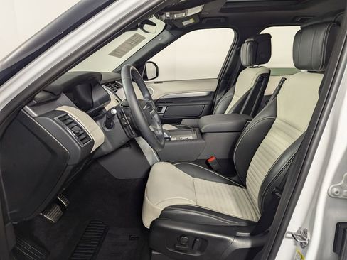 Used 2024 Land Rover Discovery Dynamic SE image 4