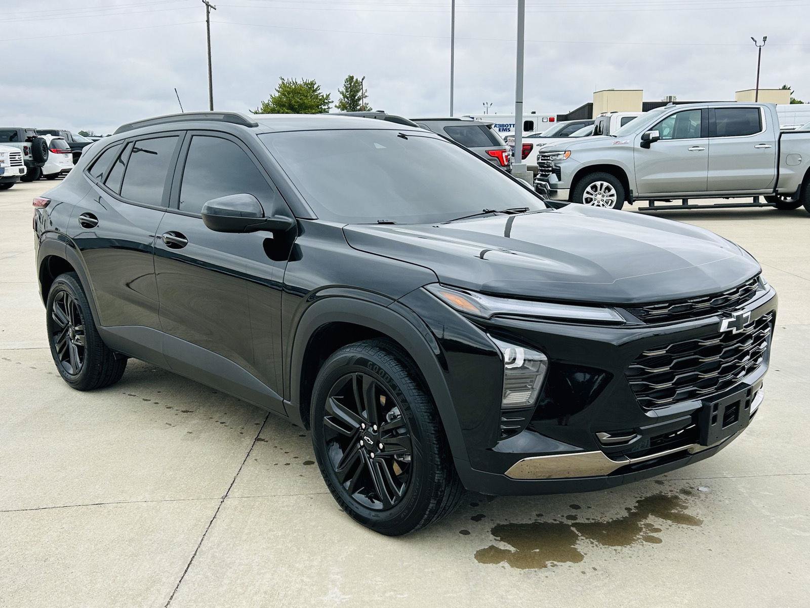 Used 2025 Chevrolet Trax ACTIV FWD image 2