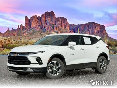 Used 2025 Chevrolet Blazer LT FWD image 2