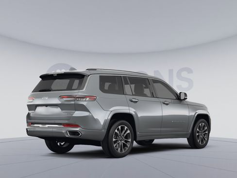 Used 2022 Jeep Grand Cherokee Overland w/ Luxury Tech Group IV AWD/4WD image 4