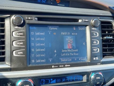 Certified 2019 Toyota Highlander XLE w/ Preferred Accessory Package image 43