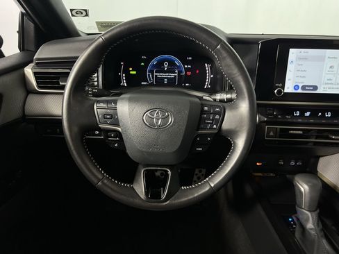 Used 2025 Toyota Camry SE image 11