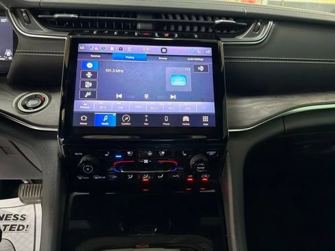 Used 2023 Jeep Grand Cherokee Overland AWD/4WD image 18
