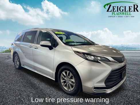 Used 2024 Toyota Sienna XLE FWD image 7