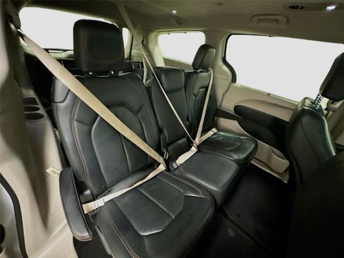 Used 2018 Chrysler Pacifica Touring-L w/ Tire & Wheel Group image 28