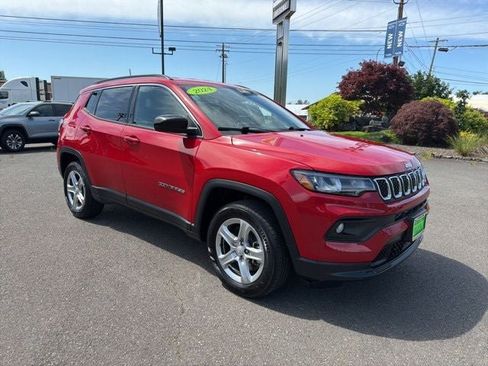 Used 2024 Jeep Compass Latitude AWD/4WD image 11