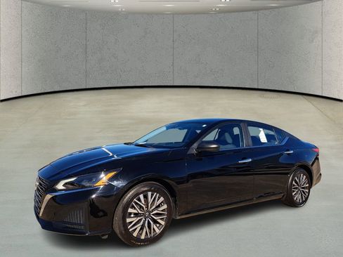 Used 2025 Nissan Altima 2.5 SV image 1