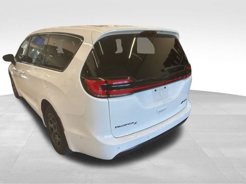 Used 2024 Chrysler Pacifica Select image 15