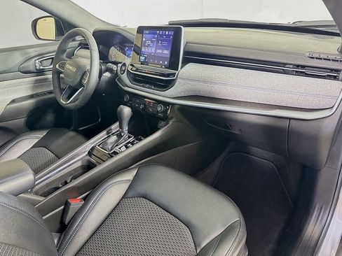 Used 2025 Jeep Compass Latitude image 34