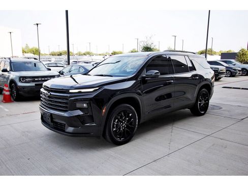 Used 2024 Chevrolet Traverse LT w/ Midnight/Sport Edition FWD image 3