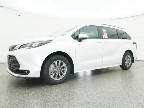 New 2026 Toyota Sienna XLE image 6