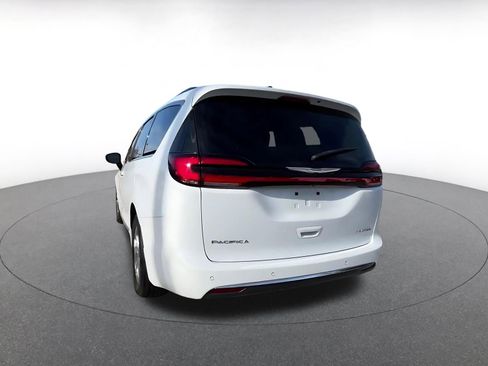Used 2023 Chrysler Pacifica Limited image 11