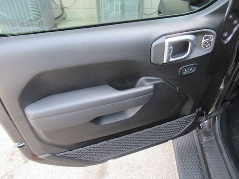 Used 2025 Jeep Wrangler Sport S image 17