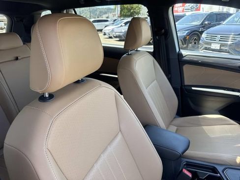 Used 2023 Volkswagen Tiguan SE w/ Panoramic Sunroof Package FWD image 27