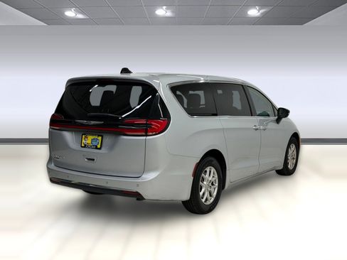 Used 2024 Chrysler Pacifica Touring-L FWD image 7
