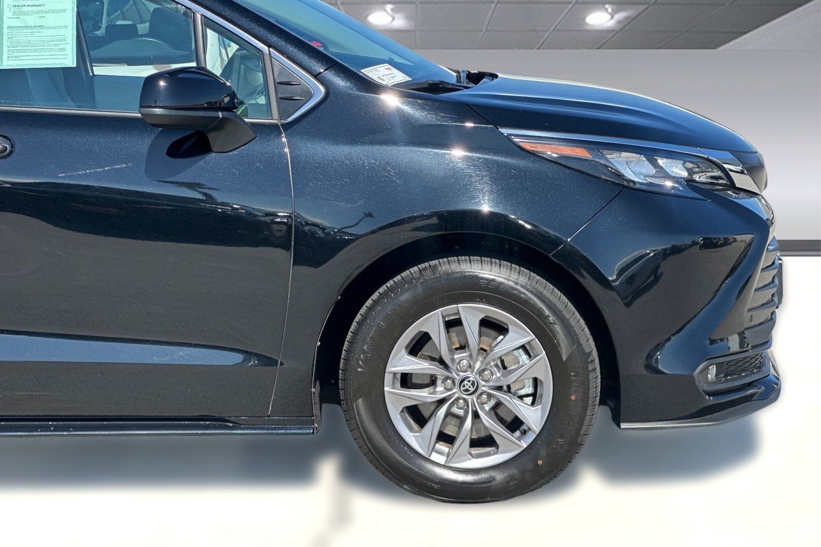 Used 2026 Toyota Sienna XLE FWD image 35